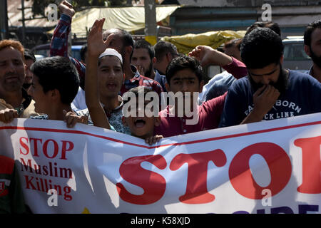 Srinagar, Kashmir. 08 Sep, 2017. Kaschmirische Muslime protestieren gegen Völkermord der Rohingya Muslime von Myanmar auf September 08, 2017 in Srinagar, Kashmir Kashmirn verabreicht. Sie forderten auch den Rücktritt von edlen Friedens- Nobelpreisträger Myanmar Außenminister Aung San Suu Kyi. Nach den jüngsten Daten durch die Menschenrechtskommission der Vereinten Nationen (UNHCR), über 1, 23.000 Rohingya-Flüchtlinge in Bangladesch geflohen, um der Gewalt zu entkommen. Credit: Muzamil Mattoo/Pacific Press/Alamy leben Nachrichten Stockfoto