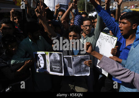 Srinagar, Kashmir. 08 Sep, 2017. Kaschmirische Muslime protestieren gegen Völkermord der Rohingya Muslime von Myanmar auf September 08, 2017 in Srinagar, Kashmir Kashmirn verabreicht. Sie forderten auch den Rücktritt von edlen Friedens- Nobelpreisträger Myanmar Außenminister Aung San Suu Kyi. Nach den jüngsten Daten durch die Menschenrechtskommission der Vereinten Nationen (UNHCR), über 1, 23.000 Rohingya-Flüchtlinge in Bangladesch geflohen, um der Gewalt zu entkommen. Credit: Muzamil Mattoo/Pacific Press/Alamy leben Nachrichten Stockfoto