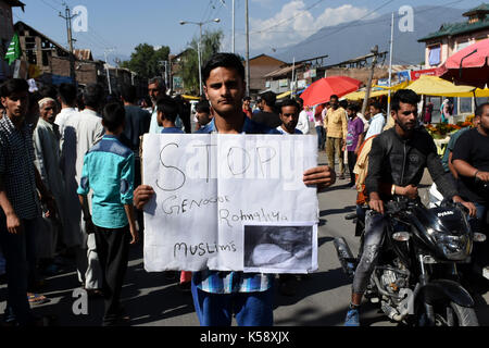 Srinagar, Kashmir. 08 Sep, 2017. Kaschmirische Muslime protestieren gegen Völkermord der Rohingya Muslime von Myanmar auf September 08, 2017 in Srinagar, Kashmir Kashmirn verabreicht. Sie forderten auch den Rücktritt von edlen Friedens- Nobelpreisträger Myanmar Außenminister Aung San Suu Kyi. Nach den jüngsten Daten durch die Menschenrechtskommission der Vereinten Nationen (UNHCR), über 1, 23.000 Rohingya-Flüchtlinge in Bangladesch geflohen, um der Gewalt zu entkommen. Credit: Muzamil Mattoo/Pacific Press/Alamy leben Nachrichten Stockfoto