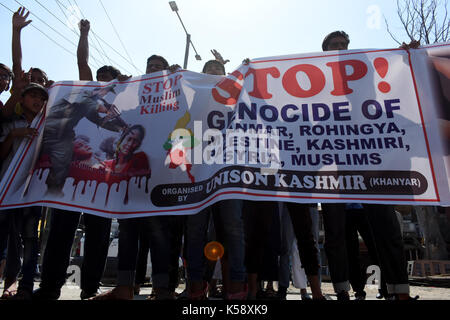 Srinagar, Kashmir. 08 Sep, 2017. Kaschmirische Muslime protestieren gegen Völkermord der Rohingya Muslime von Myanmar auf September 08, 2017 in Srinagar, Kashmir Kashmirn verabreicht. Sie forderten auch den Rücktritt von edlen Friedens- Nobelpreisträger Myanmar Außenminister Aung San Suu Kyi. Nach den jüngsten Daten durch die Menschenrechtskommission der Vereinten Nationen (UNHCR), über 1, 23.000 Rohingya-Flüchtlinge in Bangladesch geflohen, um der Gewalt zu entkommen. Credit: Muzamil Mattoo/Pacific Press/Alamy leben Nachrichten Stockfoto