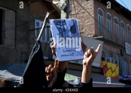 Srinagar, Kashmir. 08 Sep, 2017. Kaschmirische Muslime protestieren gegen Völkermord der Rohingya Muslime von Myanmar auf September 08, 2017 in Srinagar, Kashmir Kashmirn verabreicht. Sie forderten auch den Rücktritt von edlen Friedens- Nobelpreisträger Myanmar Außenminister Aung San Suu Kyi. Nach den jüngsten Daten durch die Menschenrechtskommission der Vereinten Nationen (UNHCR), über 1, 23.000 Rohingya-Flüchtlinge in Bangladesch geflohen, um der Gewalt zu entkommen. Credit: Muzamil Mattoo/Pacific Press/Alamy leben Nachrichten Stockfoto