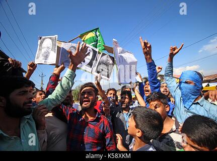 Kaschmir. 08 Sep, 2017. Jungen shout Slogans in Soura Bereich von Srinagar, wie sie protestieren gegen die Tötung der Rohingya Muslime in Myanmar durch den Staat Militär und der buddhistischen Mehrheit, September 08, 2017. Kashmirn Polizei verhängte Ausgangssperre wie Beschränkungen in Teilen von Srinagar die Demonstrationen von Separatisten Führer von Kaschmir in Solidarität mit den Rohingya Muslime aufgerufen zu vereiteln. Credit: Faisal Khan/Pacific Press/Alamy leben Nachrichten Stockfoto