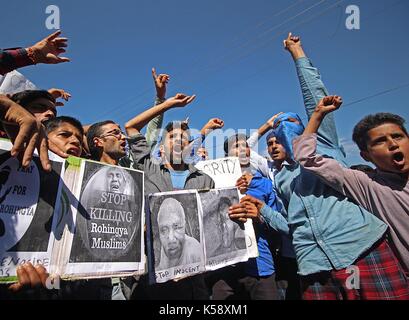 Kaschmir. 08 Sep, 2017. Jungen shout Slogans in Soura Bereich von Srinagar, wie sie protestieren gegen die Tötung der Rohingya Muslime in Myanmar durch den Staat Militär und der buddhistischen Mehrheit, September 08, 2017. Kashmirn Polizei verhängte Ausgangssperre wie Beschränkungen in Teilen von Srinagar die Demonstrationen von Separatisten Führer von Kaschmir in Solidarität mit den Rohingya Muslime aufgerufen zu vereiteln. Credit: Faisal Khan/Pacific Press/Alamy leben Nachrichten Stockfoto