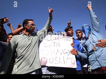 Kaschmir. 08 Sep, 2017. Jungen shout Slogans in Soura Bereich von Srinagar, wie sie protestieren gegen die Tötung der Rohingya Muslime in Myanmar durch den Staat Militär und der buddhistischen Mehrheit, September 08, 2017. Kashmirn Polizei verhängte Ausgangssperre wie Beschränkungen in Teilen von Srinagar die Demonstrationen von Separatisten Führer von Kaschmir in Solidarität mit den Rohingya Muslime aufgerufen zu vereiteln. Credit: Faisal Khan/Pacific Press/Alamy leben Nachrichten Stockfoto