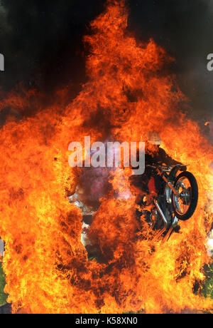 Süden von England Show 2016. Der weiße Helme Armee Motorrad display Team, ein Fahrer springt durch einen Ring des Feuers. Kredit Terry Applin Stockfoto