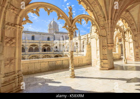 Schöne retikuliertem Vaulting auf den Innenhof oder den Kreuzgang des Klosters Hieronymites, Hieronymus-Kloster in Lissabon, berühmte Sehenswürdigkeiten in Belem Bezirk eine Stockfoto