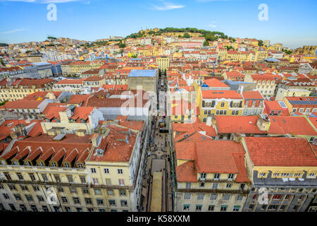 Luftaufnahme von Lissabon Innenstadt und Santa Justa Straße nach Sao Jorge Castle Hill von Panorama Plattform der Elevador de Santa Justa oder Miradouro de Sant Stockfoto