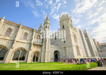 Masse der Leute am Eingang des Hieronymites Kloster Mosteiro dos Jeronimos, Lissabon, Belem Bezirk auf verschwommenen Hintergrund. Das Kloster ist eines der Stockfoto