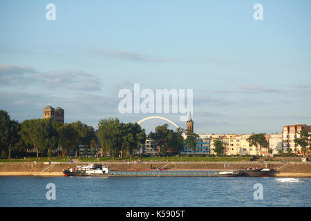 Rheinufer mit Lanxess Arena, Wohnhäusern und Binnenschiff in Deutz bei Abendsonne, Köln, Nordrhein-Westfalen, Deutschland I Deutz and River Rhine, Co Stockfoto