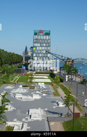 Bürohaus Kap, historischer Hafenkran, Wohnanlage Siebengebirge, Kranhäuser, Rheinauhafen, Dom, Köln, Nordrhein-Westfalen, Deutschland i Rheinauhafen Stockfoto