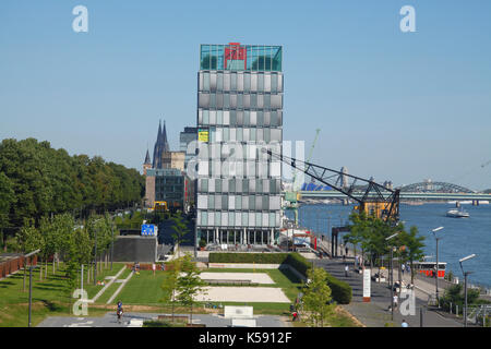 Bürohaus Kap, historischer Hafenkran, Wohnanlage Siebengebirge, Kranhäuser, Rheinauhafen, Dom, Köln, Nordrhein-Westfalen, Deutschland i Rheinauhafen Stockfoto