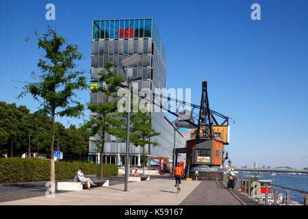 Bürohaus Kap, historischer Hafenkran, Wohnanlage Siebengebirge, Kranhäuser, Rheinauhafen, Dom, Köln, Nordrhein-Westfalen, Deutschland i Rheinauhafen Stockfoto