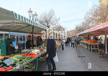 Nizza, Frankreich - Februar 03; großen französischen Grünen Markt Cours Saleya mit Menschen zu Fuß um und Kauf von Lebensmitteln in Nizza, Frankreich - Februar 03, 2016: Ope Stockfoto