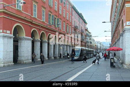 Nizza, Frankreich - Februar 03, Straßenbahn, die durch die Avenue Jean Medecin Mann mit Menschen Überqueren der Straße in Nizza, Frankreich - Februar 03, 2016: Noch Stockfoto