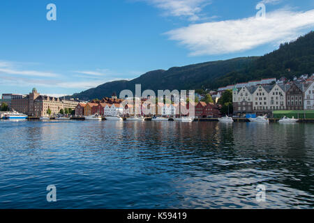 Der berühmte Hafen von Bryggen in Bergen, Norwegen. Bryggen ist auf der UNESCO-Liste des Weltkulturerbes. ArchitekturattraktionHintergrundbergenblau Stockfoto