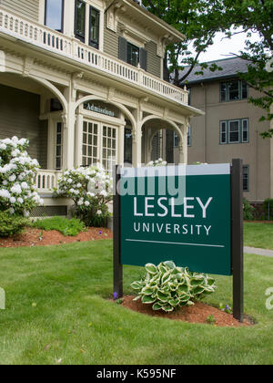 Zeichen für Lesley University in Harvard, Cambridge, Massachusetts Stockfoto