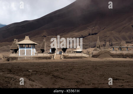 Hindu Tempel Pura Luhur Poten am Fuße des aktiven Vulkans Bromo am Nachmittag an der Tengger Semeru National Park in Ostjava, Indonesien. Stockfoto