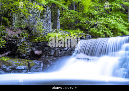 Erstaunliche Wasserfall neben die Reste einer alten, verlassenen Hütte. Bild wurde am Schwarzen Fluss Wald aufgenommen Stockfoto