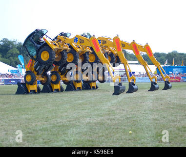 Stunt JCB Bagger in der Formation 'Tanz' 2006 Neue Wald zeigen Stockfoto