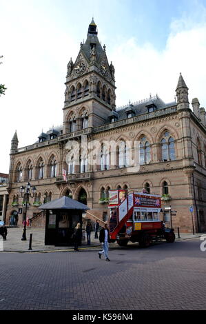 Chester, England, Kathedrale, Cathedral Square, Historic Gateway, Mittelalter, Cheshire Regiment, Rathaus, Memorial, Romanik. Stockfoto