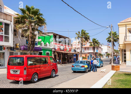 Ems Lokale Taxis und aluguer oder gemeinsam genutzte Auto Fahren auf der Main Street, Rua 1 de Junho 2005, Praca Zentrale, Santa Maria, Insel Sal, Kap Verde, Afrika Stockfoto