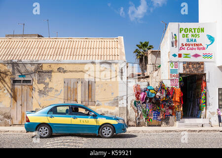 Kap Verde SAL Taxi fahren auf der Hauptstraße vorbei an einer lokalen Souvenirshop, Praca Zentrale, Santa Maria, Insel Sal, Kap Verde, Afrika Stockfoto