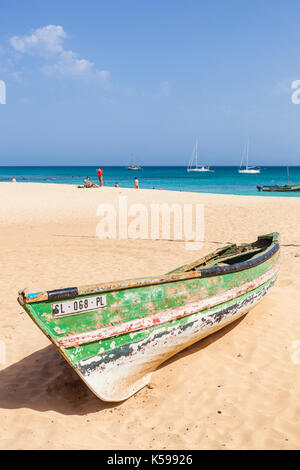 Kap Verde SAL traditionellen lokalen Fischerboot am Strand von Santa Maria, Praia de Santa Maria, Insel Sal, Kap Verde, Atlantik, Afrika Stockfoto