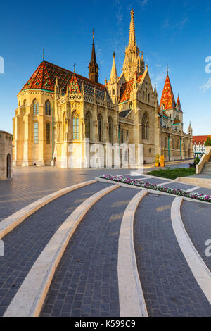 Morgen Ansicht der Matthias Kirche im historischen Stadtzentrum von Budapest, Ungarn. Stockfoto