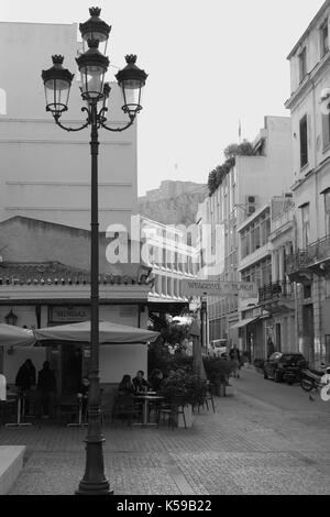 Athen, Griechenland - 20. FEBRUAR 2016: Personen an kleinen Cafe Bar in der Innenstadt von Athen, Griechenland sitzen. Schwarz und Weiß. Stockfoto