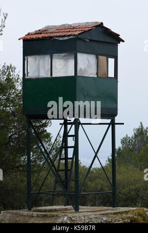 Bügeleisen Wachtturm Beobachtungsposten Aussichtspunkt in Wald. Stockfoto