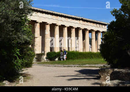 Athen, Griechenland - 14. OKTOBER 2015: Leute, die Tempel des Hephaistos Ruinen der antiken Agora von Athen, Griechenland. Stockfoto