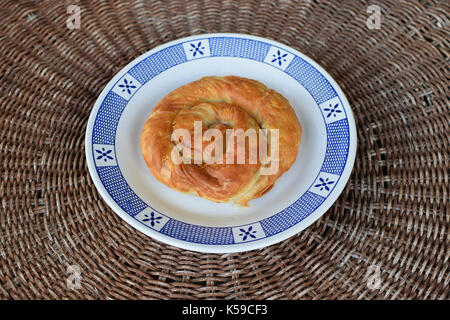 Griechische Spirale pie traditionell gefüllt mit Käse, Lauch oder Spinat. Vegetarische Küche Vorspeisen Teller. Stockfoto