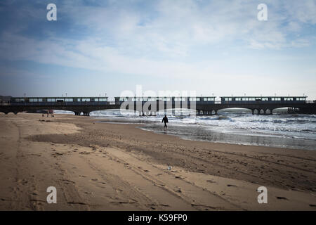 Durch das Meer, Blick auf die Seebrücke, Strand, Küste, Bournemouth, Südküste, England Stockfoto