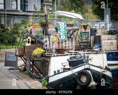 Zeichen für Word auf dem Wasser schwimmende Buchladen an der Londoner Regents Canal in der Nähe der Kings Cross Station in London, Großbritannien Stockfoto