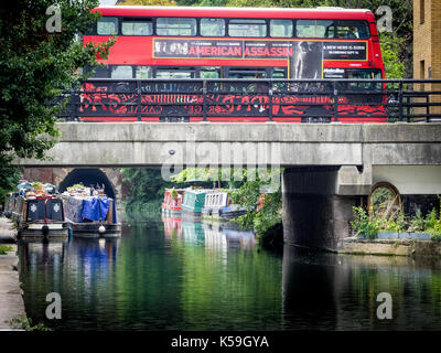 Regents Canal London - ein Bus fährt über eine Brücke über die Regents Canal in der Nähe von London Kings Cross Station - Islington Tunnel in der Ferne Stockfoto