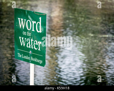 Zeichen für Word auf dem Wasser schwimmende Buchladen an der Londoner Regents Canal in der Nähe der Kings Cross Station in London, Großbritannien Stockfoto