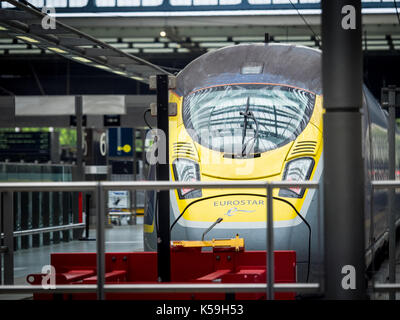 Eurostar Bahnhof St Pancras London - ein Eurostar-zug steht auf einer Plattform in der Londoner St. Pancras Station Stockfoto