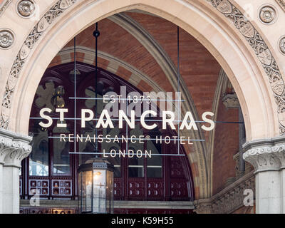 Hotel London St Pancras - Eintritt in die St. Pancras Renaissance Hotel früher Midland Grand Hotel, entworfen von George Gilbert Scott, eröffnet 1873. Stockfoto