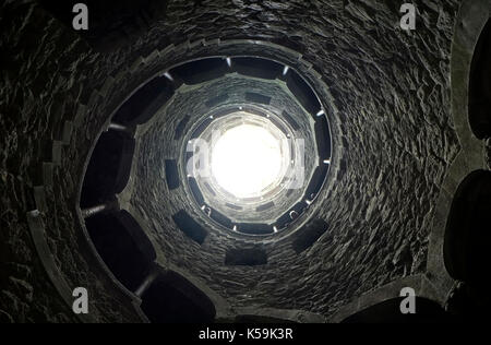 Ein Blick von Unten nach Oben suchen, zeigt die Freimaurer Einleitung Auch in der Quinta da Regaleira, in Sintra, Portugal, am 28. August 2017. © Johannes Voos Stockfoto