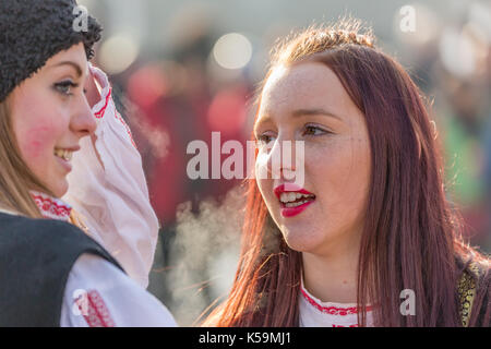 PERNIK, Bulgarien - Januar 27, 2017: Mädchen in der bulgarischen Folklore Kostümen klatschen und Lachen Surva, Internationales Festival der M Stockfoto