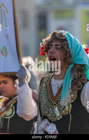 PERNIK, Bulgarien - Januar 27, 2017: Junge in traditionell weiblichen Folklore Kostüm schreit während Ritual bei Surva, Internationales Festival der Stockfoto