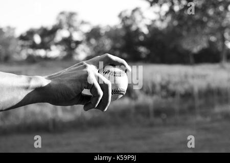 Baseball Spieler hält die Kugel zu werfen. Stockfoto