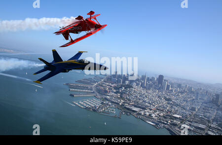 US Marine Corps große Nathan Miller seine F/A-18 Blue Angel #5 Jet in Position in der Nähe von Sean Tucker Challenger von Oracle bi-plane Okt. 8, 2009 in SF Stockfoto