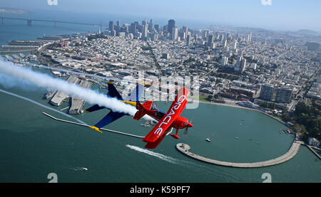 US Marine Corps große Nathan Miller seine F/A-18 Blue Angel #5 Jet in Position in der Nähe von Sean Tucker Challenger von Oracle bi-plane Okt. 8, 2009 in SF Stockfoto