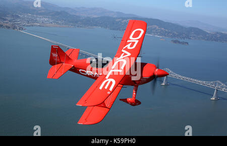 Sean D. Tucker Piloten Oracle Doppeldecker über die San Francisco Oakland Bay Bridge im Jahr 2009 Stockfoto