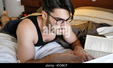 Man studieren in Bed Stockfoto