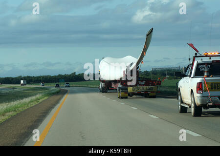 Rotorblatt auf der Autobahn transportiert Stockfoto