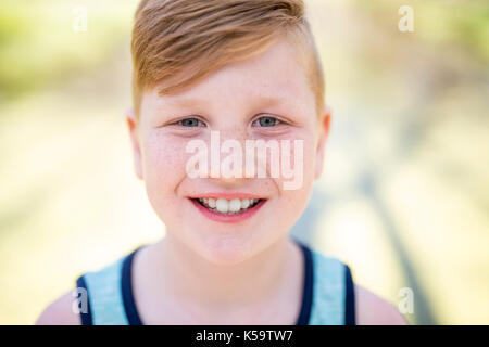 Junge rothaarige Junge spielt außerhalb Stockfoto