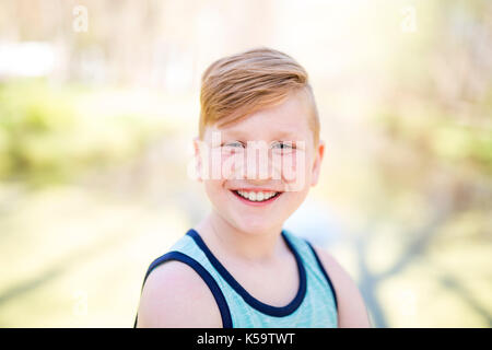 Junge rothaarige Junge spielt außerhalb Stockfoto