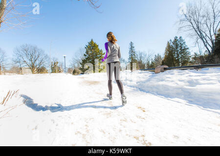 Winter ausgeführt. Läufer Joggen im Schnee. Stockfoto